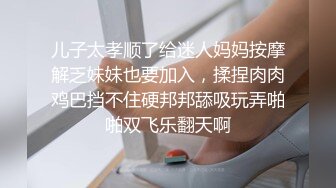 商场卫生间精选露脸厕拍,都是一些高颜值的妹子们如厕 美眉素质不错重新回来冲一下厕所