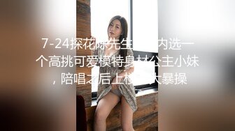 两个性感白衣妹子玩得不亦乐乎