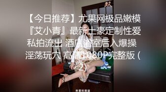 高端女白领全程露脸我咋看着这妞在办公桌上在骚呢，漏着骚穴自慰呻吟，互动撩骚淫声荡语道具抽插玩的好嗨啊