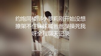 邊看美劇邊享受性感女友的口活服務 豐滿身材十分誘