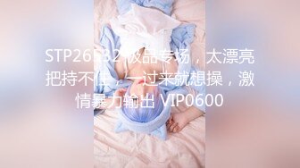 小女友上位，面对镜头咬着嘴唇自己扭动