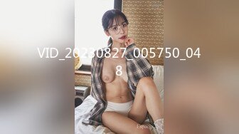 【偷情男女】被小哥骗上床的骚妇，全程露脸让小哥边亲边草，无套抽插舌吻压在身下干的神魂颠倒，表情很是享受