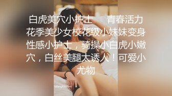 极品淫乱骚婊 4P堪比AV 两手各握肉棒一个舔B (2)