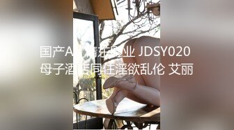 官方售价39元 吊带花裙美女和姐妹喝完喜酒在路边等车穿着性感白色微透蕾丝内勒出逼缝隙露出内裤路人视角都能看到