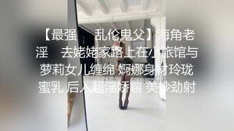 黑丝嫩妹约两个炮友露脸玩3P，让两个小哥轮流操，压在身下一个吃奶一个舔逼玩弄，口交大鸡巴享受小哥打桩机式暴力抽插