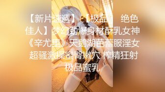 合租房门缝偷拍白白嫩嫩的小姐姐洗澡还是一个无毛的小白虎