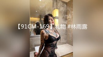 小伙专搞人妻熟女，黑丝大屁股骚女，很会玩翘起自摸勾引，半脱下裤子揉骚穴，半蹲姿势后入-