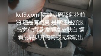  超级卡哇伊的黄毛小美眉，全裸睡着了偷偷先开被子直接后入，把她搞得爽醒了