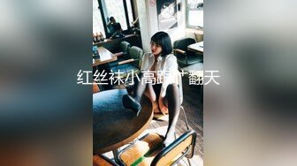 【新片速遞】 商场女厕固定摄像头偷窥年轻美女一边看小黄片一边自摸