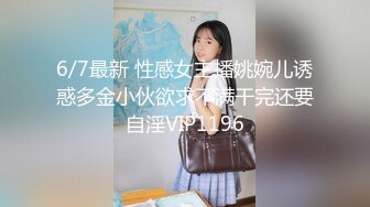 【新片速遞】  安防酒店上帝视角偷拍❤️胖哥早上睡醒拔下女友的裤衩干一炮没戴套精液把床都弄湿了