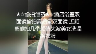 老婆在屋子做家务，趁我不在在厨房给我朋友口交深喉，后入怼死大屁股！