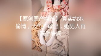   单男约操小夫妻3P，过来先吃点东西再开操，透视装双屌一起舔，前后夹击爆操