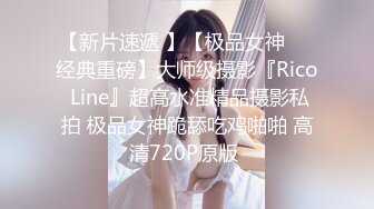 高颜值美妞大树下玩尿尿