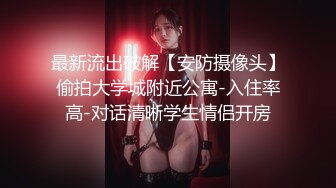 花裙小少妇和家人一起逛公园，这么短的裙子也不打底很有良心薄丝性感蕾丝透明粉N包裹肥臀