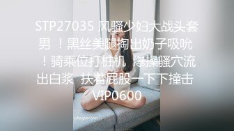 OO後小情侣深夜户外遛弯,小哥想要了直接到公厕里接收女友嘴巴的吸允