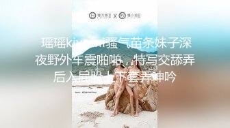 《极品CP魔手外购》商场女厕近景镜头先拍脸再拍逼，各种年轻美女小姐姐小少妇方便，大屁股潮妹透明内裤简直太骚了 (11)