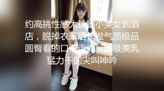 商场女厕偷拍美容院的美容师 光线不够手电来凑