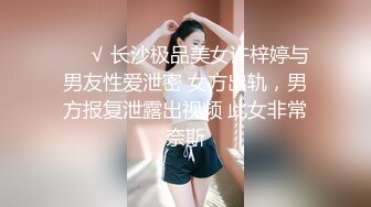 无毛丝袜年轻小妹露脸小母狗想要了，镜头前卖骚坐插假鸡巴浪叫呻吟