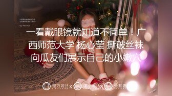 颜值美御姐炮友不在自慰，开档情趣内裤，扒开骚穴假屌抽插，搞得小穴湿湿