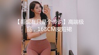 顶级短发意大利美女在威尼斯河畔小船上自娱自乐