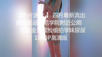 只穿着一件裹胸黑衣的性感大长腿美女 下体逼毛黑黝黝