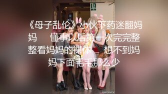 年轻大学生情侣啪啪，女友青春无限，诱惑吃男友J8，男的不专心，边享受边玩手机