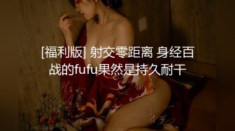 身材很棒的小女人精彩大秀，皮肤白皙诱人的大奶子撩骚狼友，尿尿给狼友看，特写展示逼逼，黑牛自慰高潮喷水