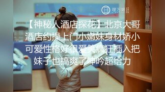 居家二胎40多岁轻熟妇,墙上挂着两个孩子的照片,生活不易,长大孩子看到会怎样