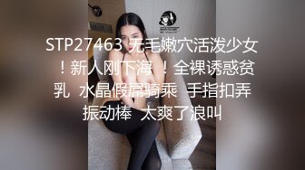  00后超嫩微毛妹子浴室插玩菊花插小穴，抬起双脚瓶子进入