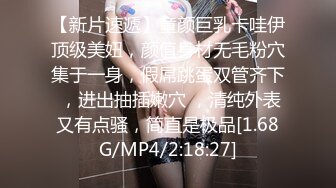 被大哥草服的小女人，全程露脸舔弄大鸡巴样子好骚，被大哥无套爆草，各种体位蹂躏抽插，射在肚子上真的刺激