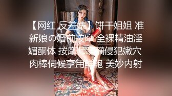   小骚逼露脸洗干净了伺候小哥哥诱惑狼友，舔鸡巴的样子好骚吸蛋蛋