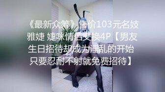 满身纹身的老哥自拍小妞跪着吃他的大鸡巴