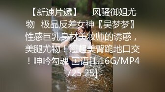 长发气质很好的轻熟女美少妇，奶子很丰满，肥臀黑丝卧室中掰穴自慰诱惑十足