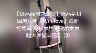 两对夫妻KTV唱歌，在KTV沙发上开操，一人一个埋头口交，翘起屁股后入抽插，操完继续唱唱歌